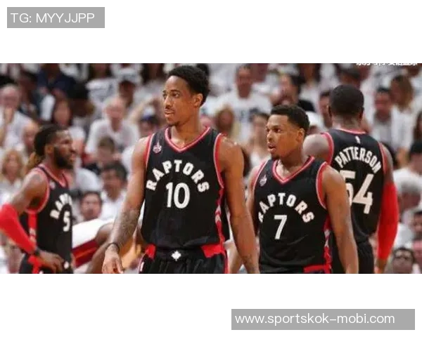 西蒙斯自信表达与拓荒双枪同场竞技的潜力并分享学习经历